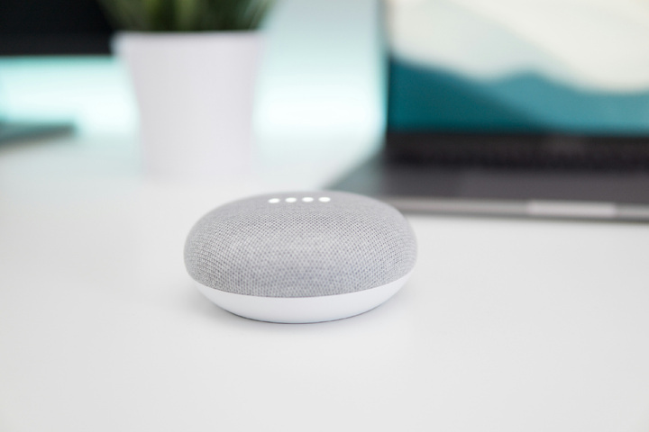 Умная колонка Google Home, используемая Google Assistant.