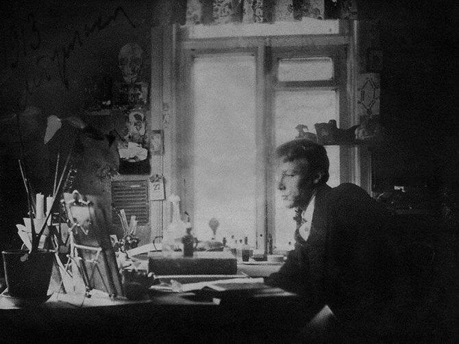 Михаил Булгаков в своём врачебном кабинете, 1913