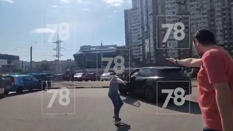 На этом скриншоте неясно что в руках у "постродавшего", но вполне может сложится впечатление, что это оружие (возможно баллончик). Мог ли "нападавший" подумать так же?