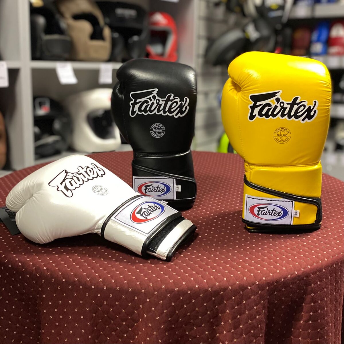 Выбор правильных боксерских перчаток является важным шагом для каждого боксера, будь то профессионал или новичок.