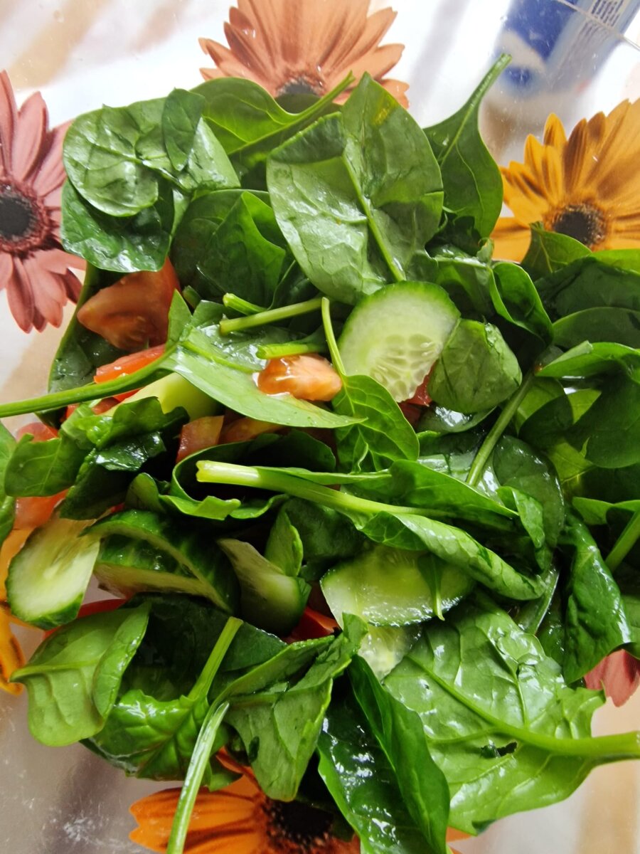 мой салатик на детоксе со свежим шпинатом..Там и рецепты свои, кое-что я переняла на повседневую жизнь