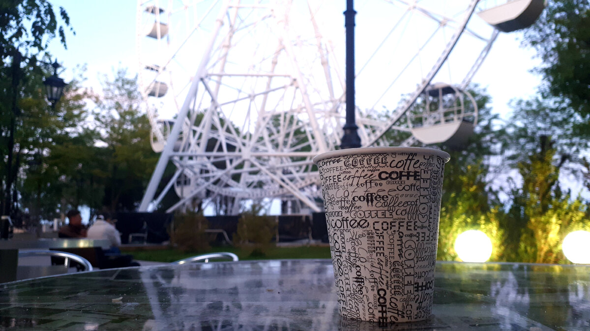 Пьём кофе на набережной.