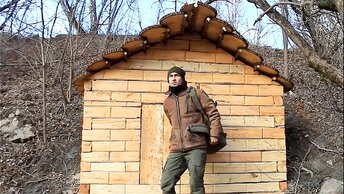 Обнаружил бункер в лесу и построил из него жилье своими руками вместе с печью и коптильней