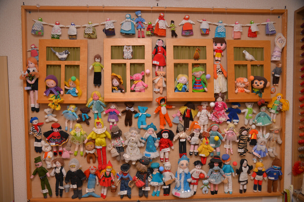 Творческая мастерская , все творческие работы выполнены преподавателями "Воспитательного дома".