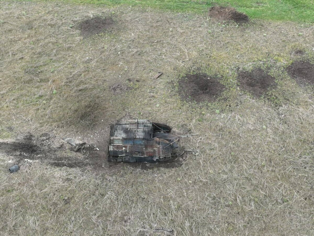 Боевую машину разглядеть сложно, но подстилающая поверхность очень хорошо читаема: есть и растительность, и стерня, и отдельные стебли прошлогодних трав