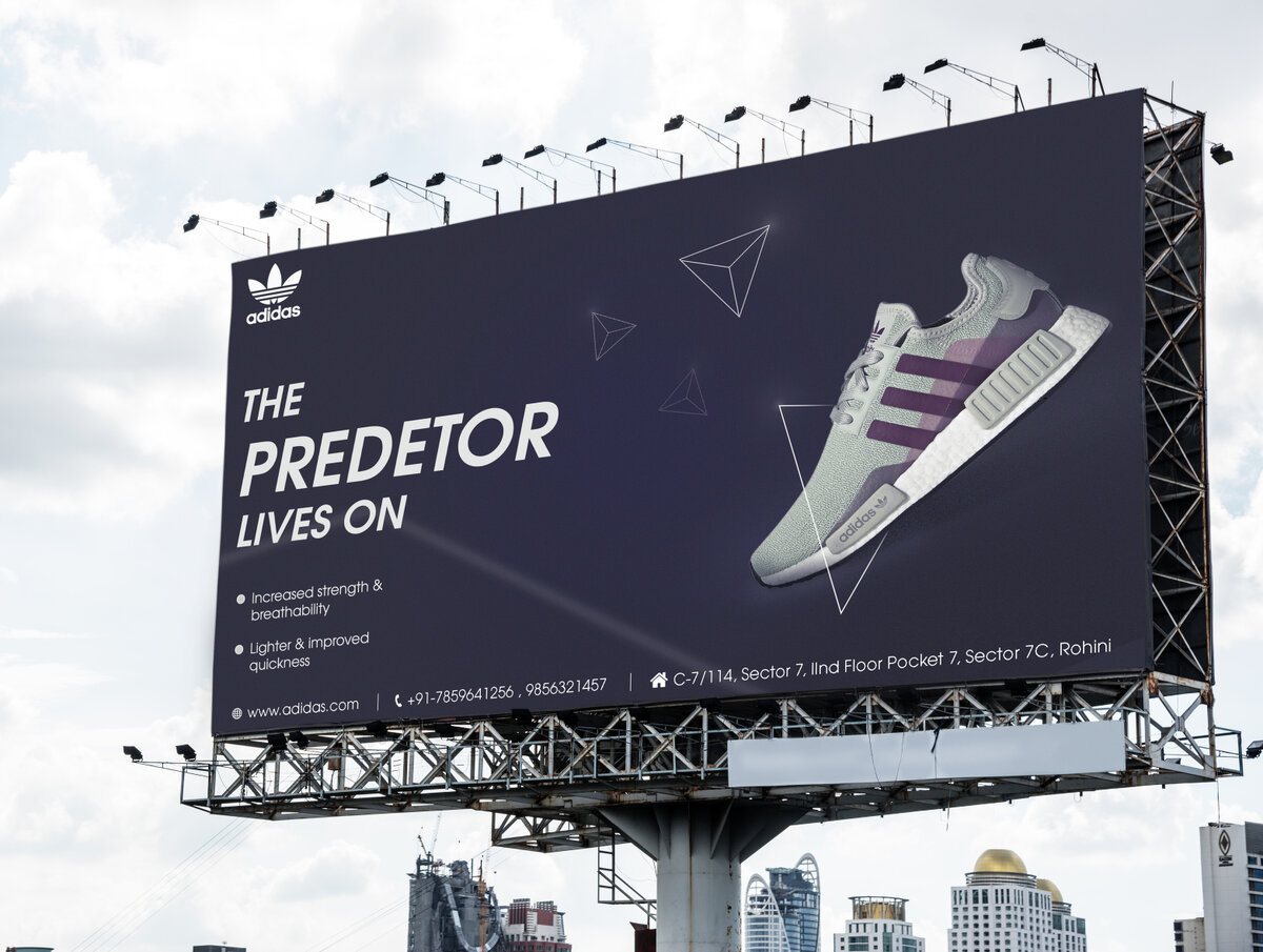 Эта наружная реклама Adidas эффективно привлекает внимание за счет крупного и яркого изображения обуви с характеристиками, улучшающими спортивные показатели, и удачно расположенного логотипа, создавая мгновенное узнавание бренда и акцент на инновационности продукта. 