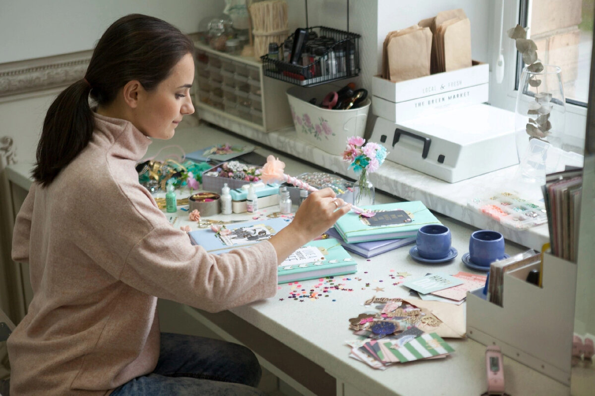 Катерина Полищук за работой. Фото предоставлено мастером