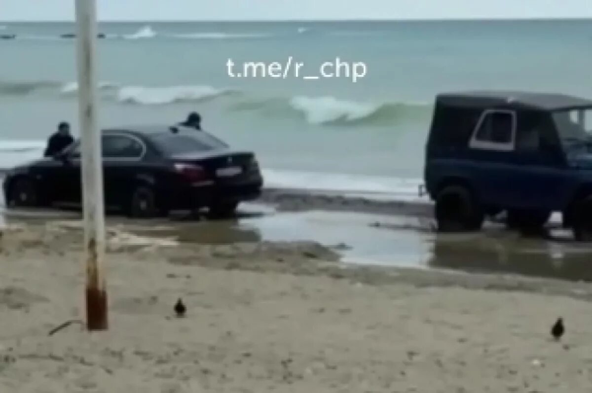    В Джубге решившие сделать фото пьяные туристы утопили в море BMW