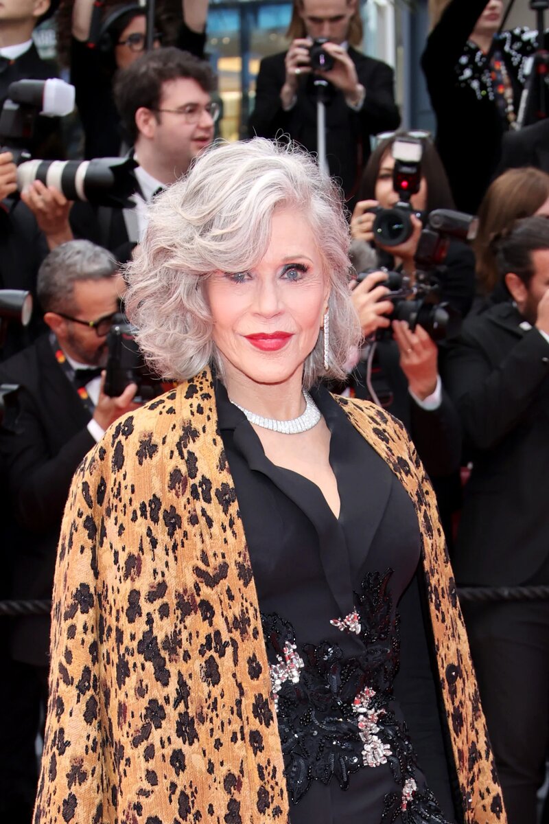 На церемонии открытия Каннского кинофестиваля 86-летняя Джейн Фонда в пальто и брючном костюме Elie Saab и бриллиантах выглядела не хуже более молодых актрис и моделей.