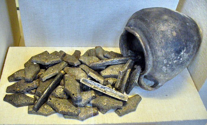 МОНЕТНАЯ ГРИВНА Издавна золотой или серебряный обруч, который носили на груди или на шее называли гривной. Шея, по-другому «загривок», отсюда и взялось название “гривна”.