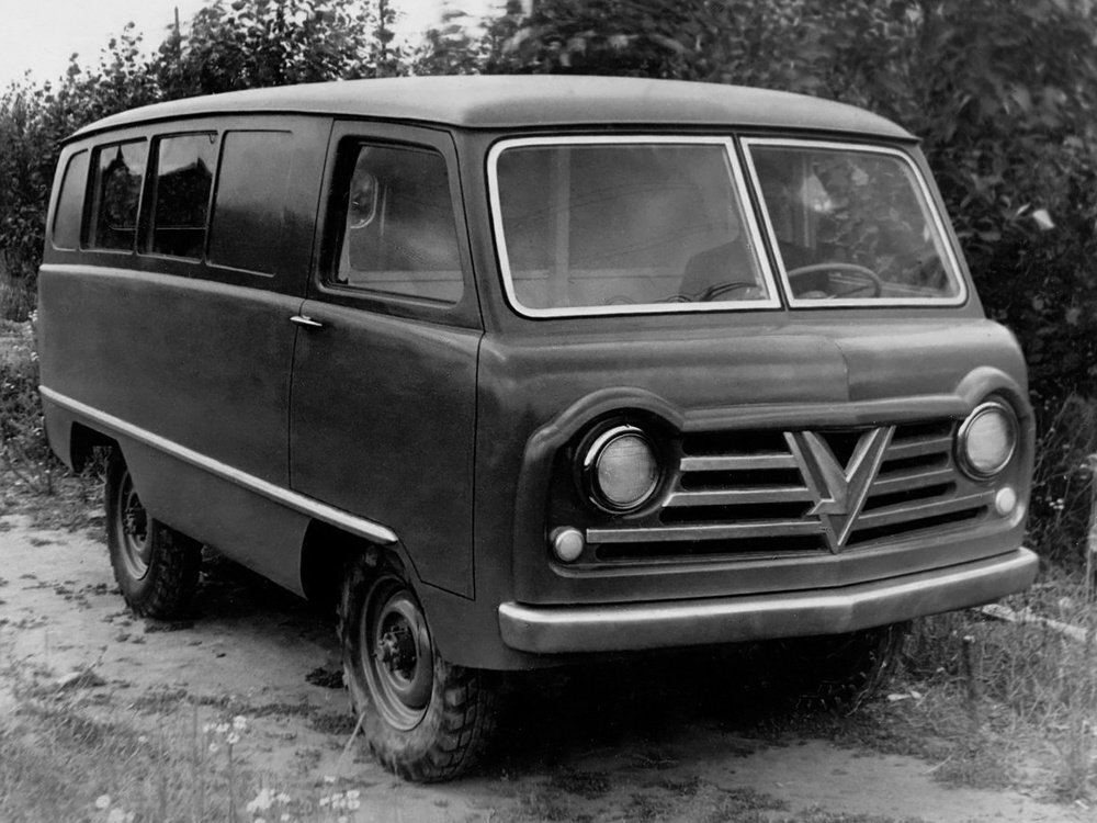   1950-1954 Самый первый логотип марки, появившийся на внедорожниках из Ульяновска, был очень простым, но весьма оригинальным. Он представлял собой крупную стилизованную «У». Автором этой эмблемы, не несущей никакого смысла, кроме как первой буквы в названии города, где находилось предприятие, считается художник-конструктор НАМИ Арямов. Стилизованная «У» сначала появилась на сделанном им рисунке первого УАЗа вагонной компановки, ставшего основой для дальнейших разработок этой модели в Ульяновске. В те годы такой логотип можно было увидеть на радиаторных решетках первых штучных прототипов будущей «буханки». Таких, как автобус УАЗ-450Б на фото.