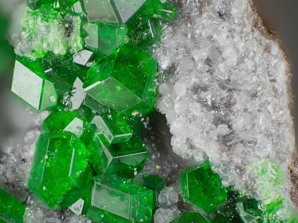 Уваровит, Сарановское месторождение. Минерал группы граната. 