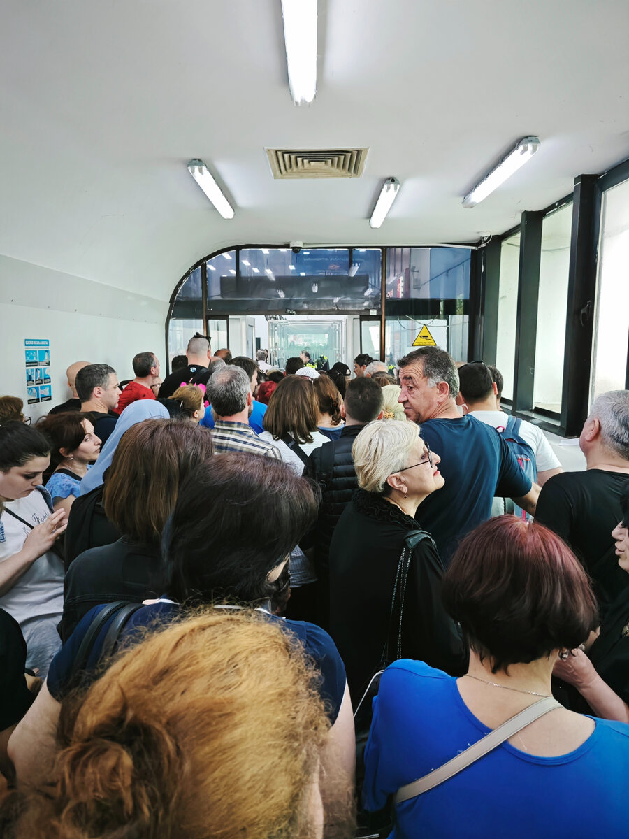 Почему-то именно в этот день образовалась человеческая пробка на границе в Сарпи, хотя обычно там весьма спокойно