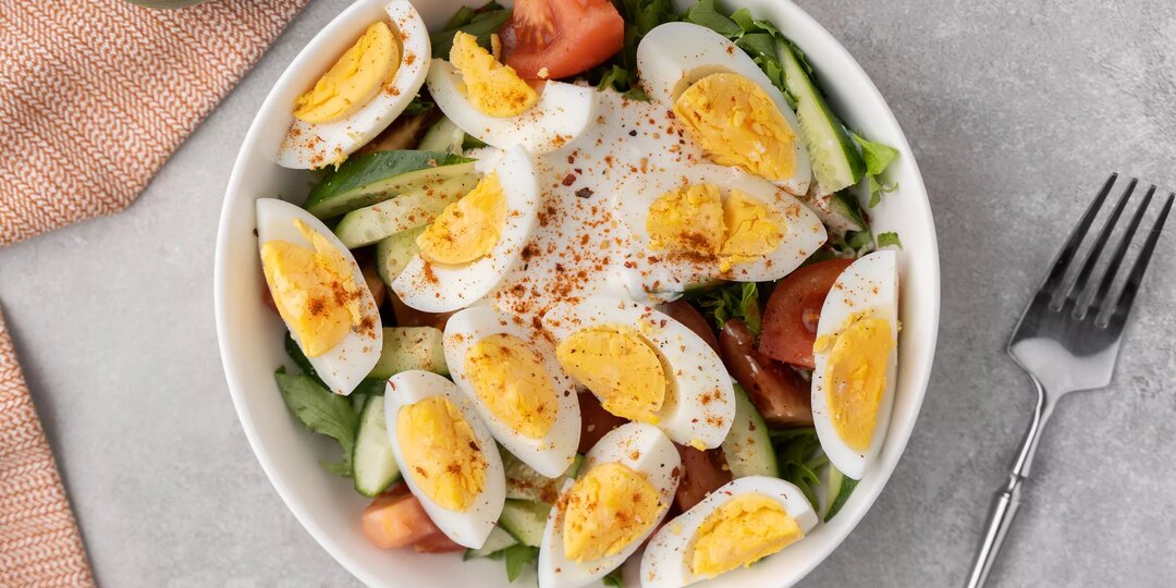 Салат с вареными яйцами и овощами