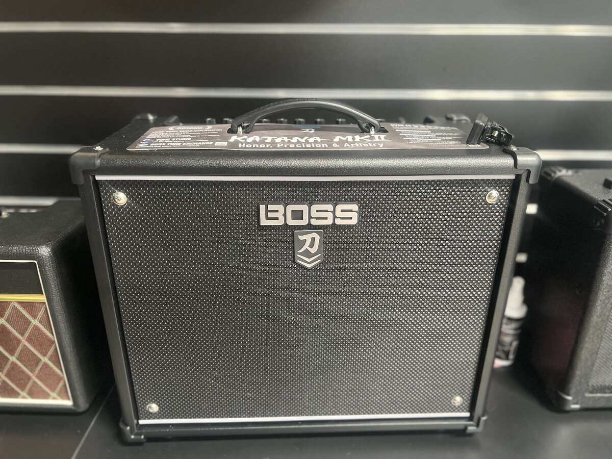  Boss Katana MK II - это мощный и универсальный гитарный усилитель, который предлагает разнообразные звуковые возможности и комфортное использование для музыкантов разных уровней.-2
