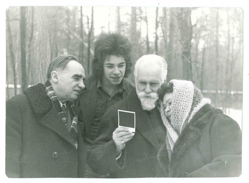 Фотография. П.Ф. Беликов, С.Н. Рерих и Р.А. Григорьева с сыном. 1975