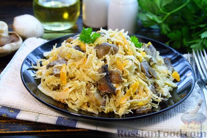 капуста белокочанная, шампиньоны, морковь, лук репчатый, сметана, майонез, масло растительное, перец молотый, соль