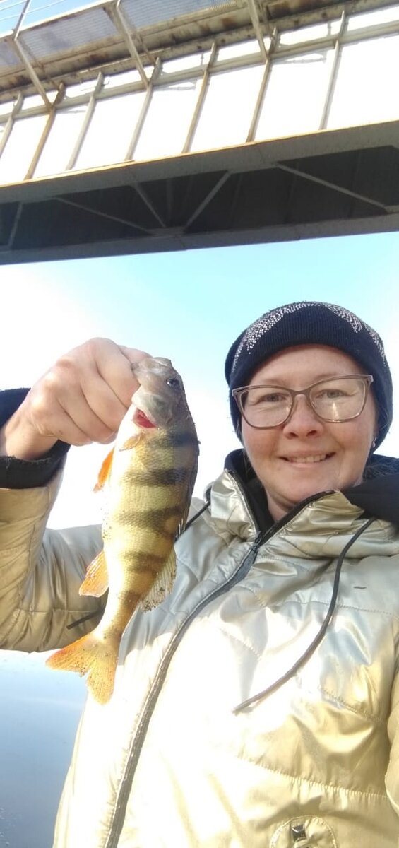 На рыбалке побывала, своего красавца окуня поймала)))