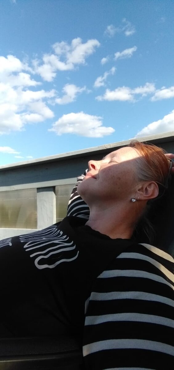 На балконе позагорала, в теплой одежде)))