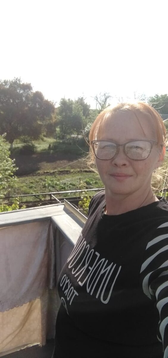 Там за мной, виденеется моя заколосившаяся свекла, на фоне девственно-чистого огорода соседки.