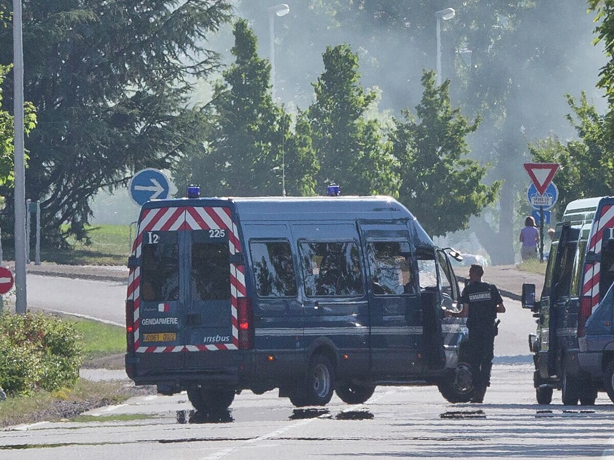 Во Франции начались протесты после гибели охранников фургона с заключенными  | РИА Новости | Дзен