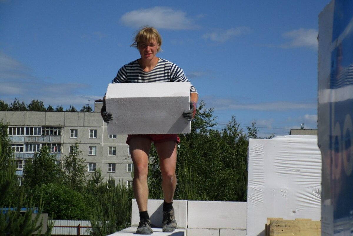 Девушка сама таскала блоки весом 40 килограммов