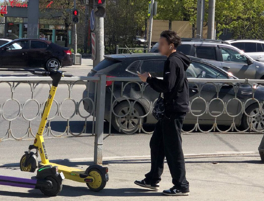 В Екатеринбурге подросток на самокате сбил женщину с коляской | УРАЛИТИ |  Дзен