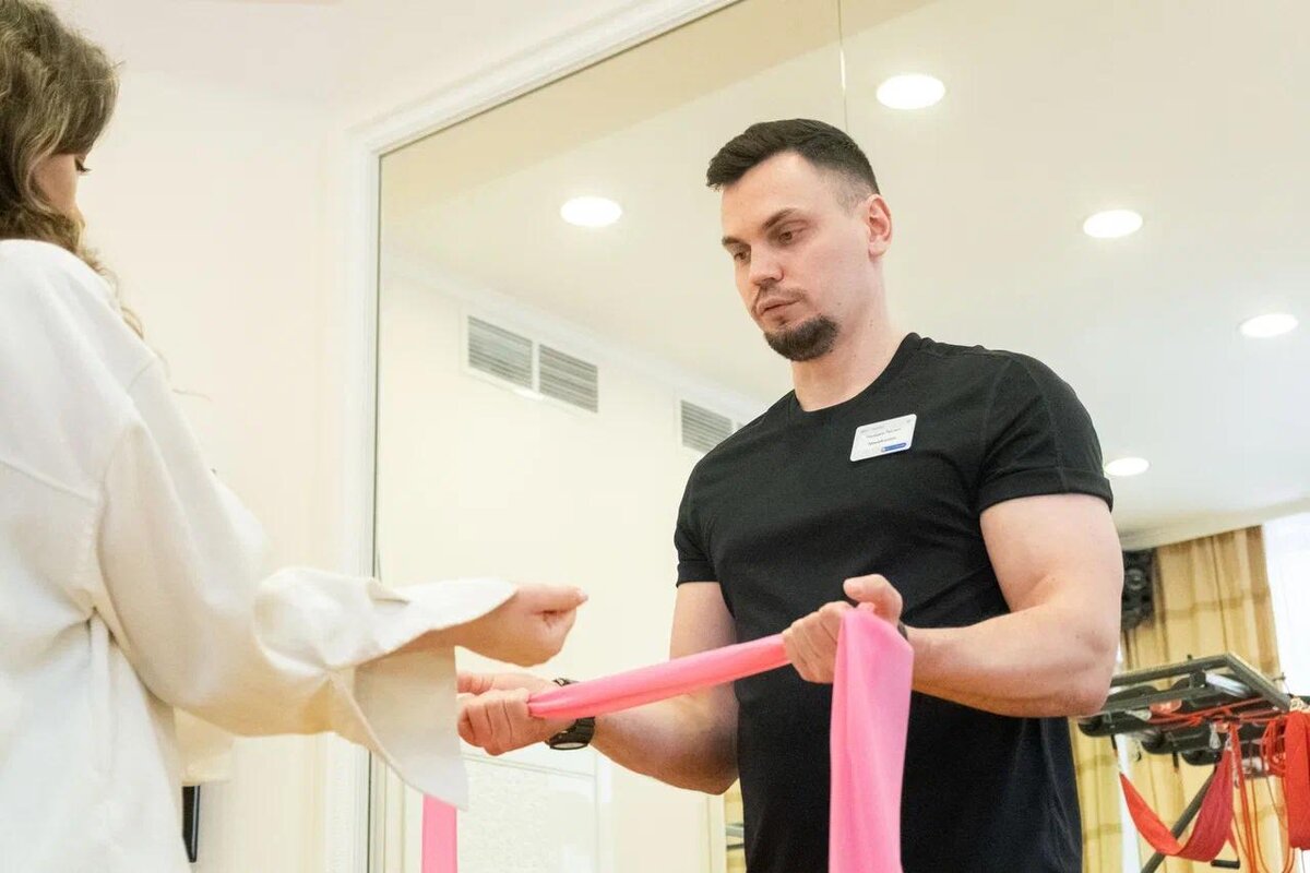 Инструктор может обучить пациента определенным упражнениям для самостоятельных занятий на дому