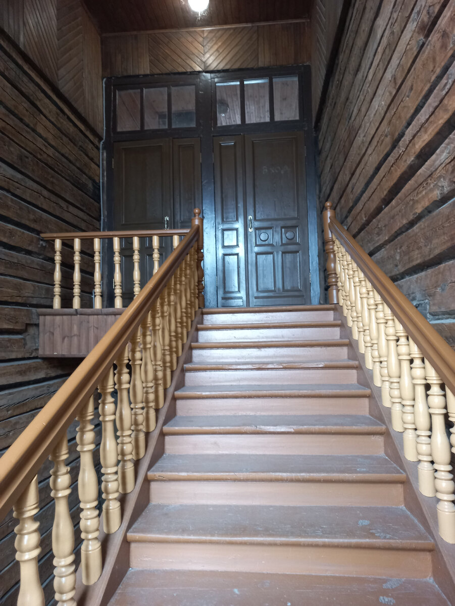 Наверх ведет резная деревянная лестница
