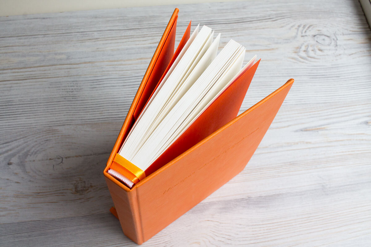 Обложка, форзац и закладки в одной цветовой гамме. Это очень популярное решение. Особенно, если блокнот заказывают в подарок и не уверены в цветовых предпочтениях будущего владельца.