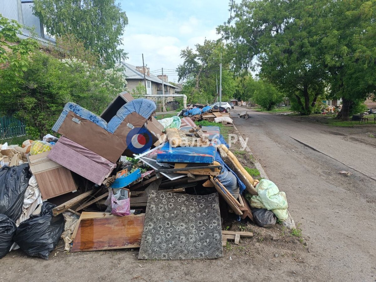 Жителям микрорайона СМУ в Оренбурге, пожаловавшимся на бездействие мэрии в  вопросе вывоза мусора, теперь помогают и власти, и волонтеры | Урал56.Ру |  Оренбург, Орск - главные новости | Дзен