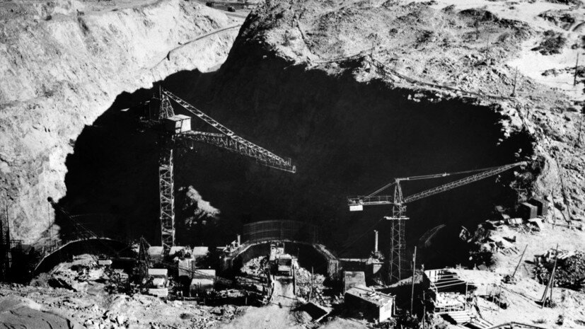     «Старое русло Нила было перекрыто выше Асуана, у первого нильского порога, и вода пошла в новое русло, в створ будущей гидроэлектростанции. Это было величайшим событием во всей долгой истории египетской цивилизации. Нил был укрощён», — писал историк Владимир Беляков AFP