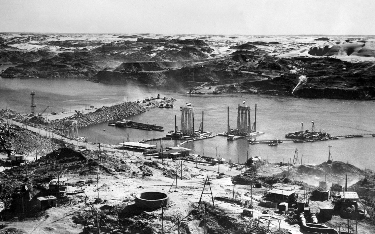    Годовой перепад уровня воды в Ниле издавна создавал серьёзные проблемы Египту, приводя к засухам, наводнениям и смыву полей. Ещё в XI веке возникли идеи регулирования уровня воды в реке при помощи плотины, но они были технически неосуществимы / AFP