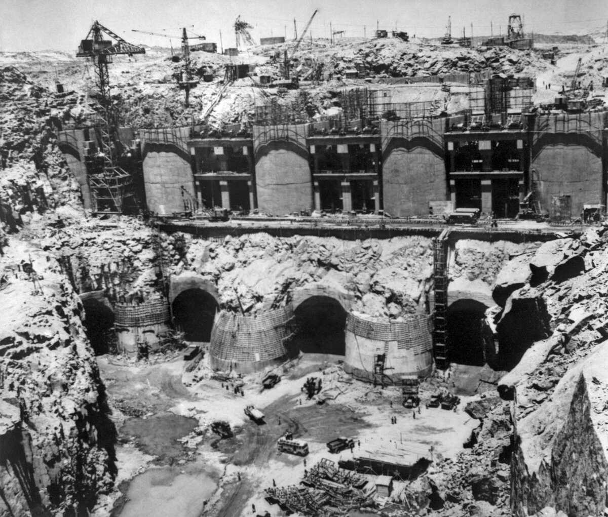    В конце XIX — начале ХХ века на Ниле при помощи британцев были построены несколько небольших плотин, но они не решили проблему. В 1950-е годы США и Великобритания пообещали Египту построить новый гидроузел, но затем отказались от своих слов из-за нейтралитета Каира в холодной войне / AFP