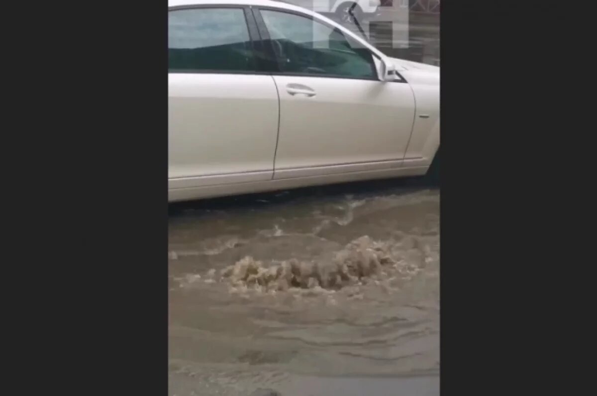    Улицы Краснодара ушли под воду после залпового ливня с градом