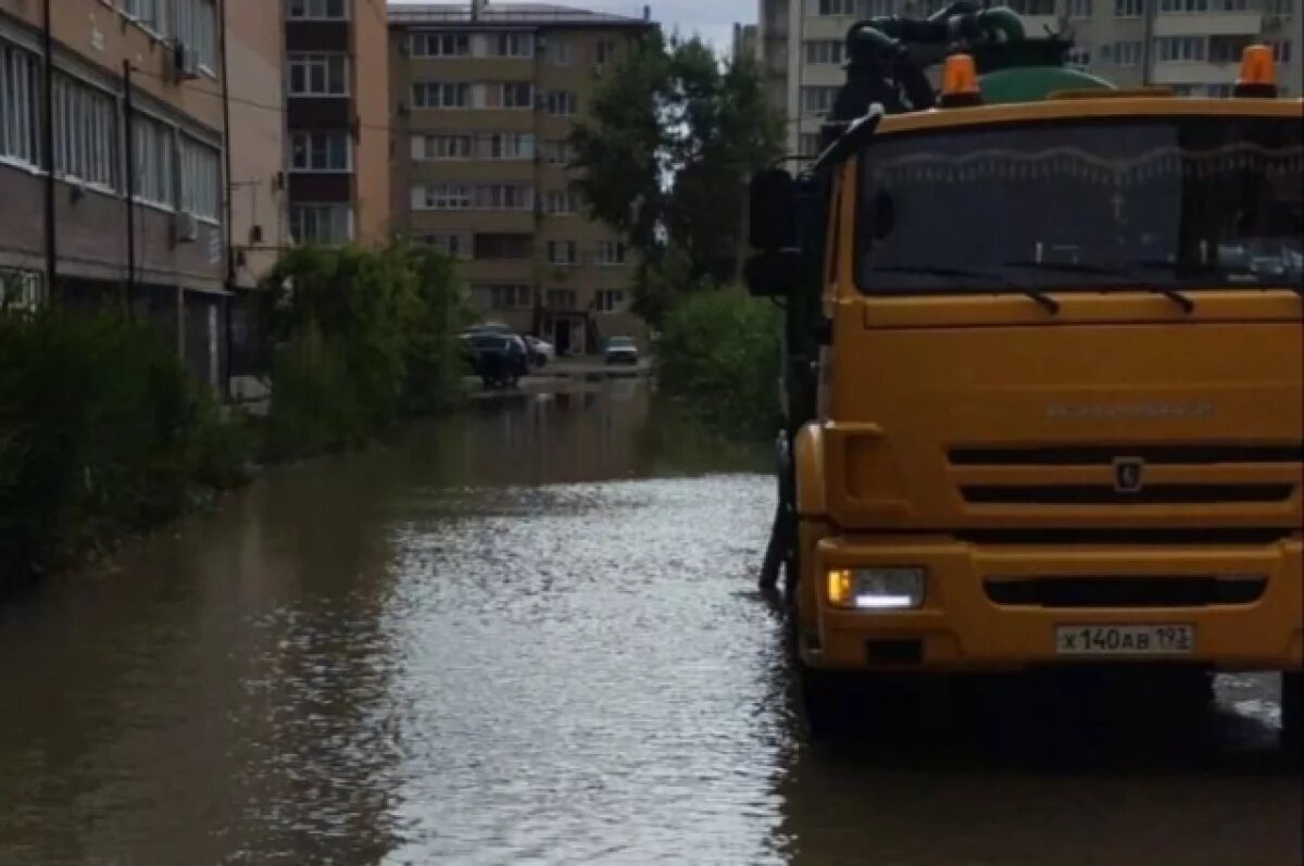    На улицах Краснодара откачивают воду после сильного дождя