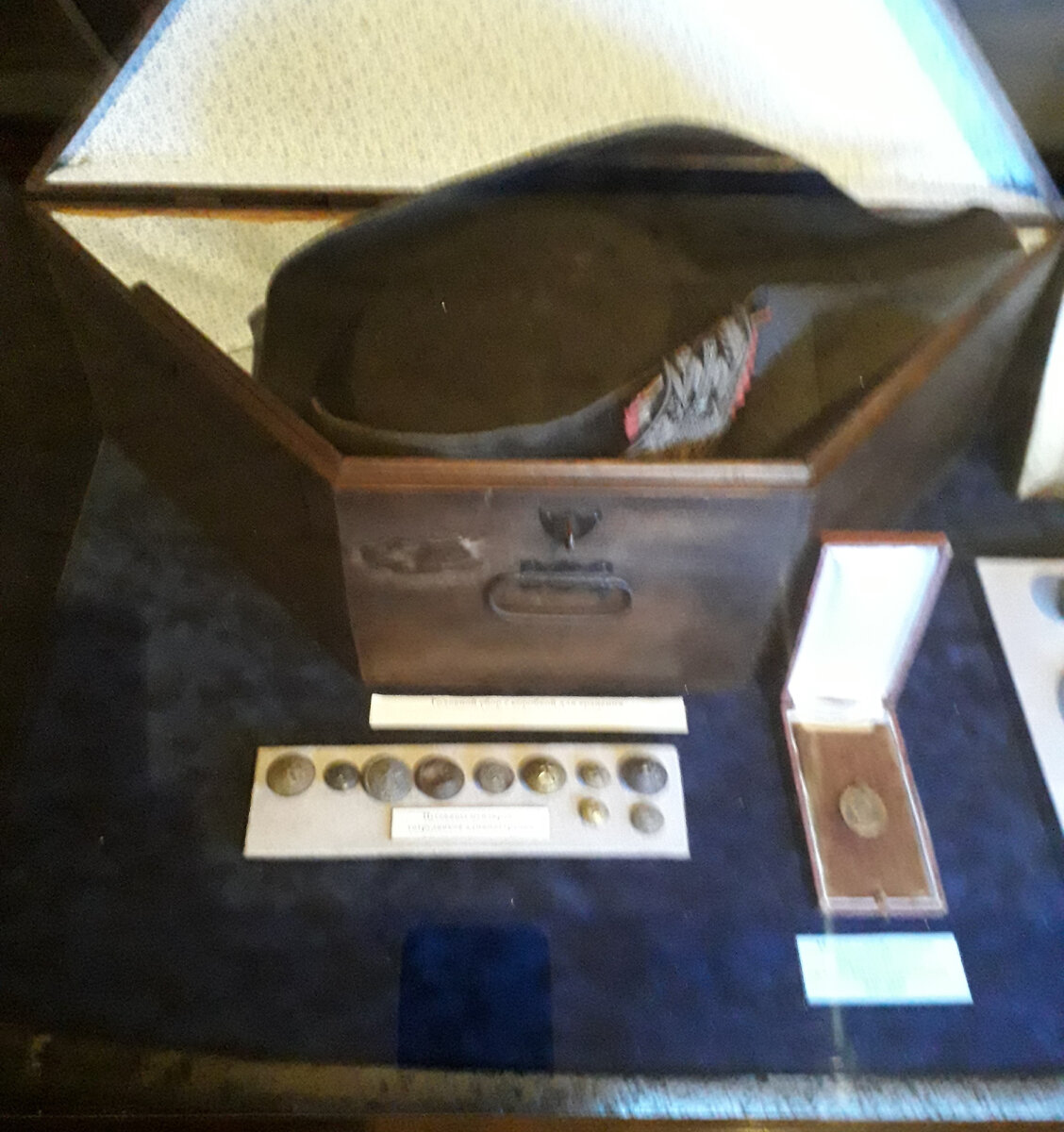 Головной убор с коробкой для хранения, пуговицы, медаль