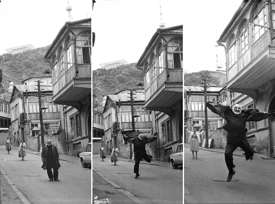 Фото Юрий Мечитова которое послужило основной для памятника режиссера Сергея Параджанова, открытого в Тбилиси в 2004 году.