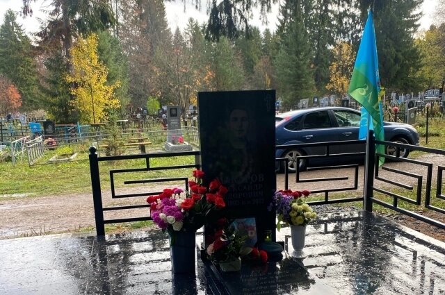    Со дня похорон у могилы супруга Виктории стоял флаг ВДВ. Фото: Из личного архива/ Виктория Пигалева