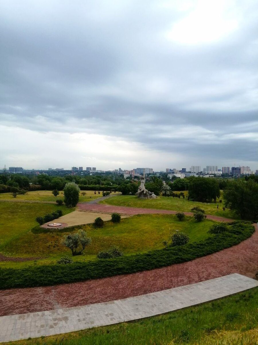 Вид с холма на Мемориал в Змиевской балке. 