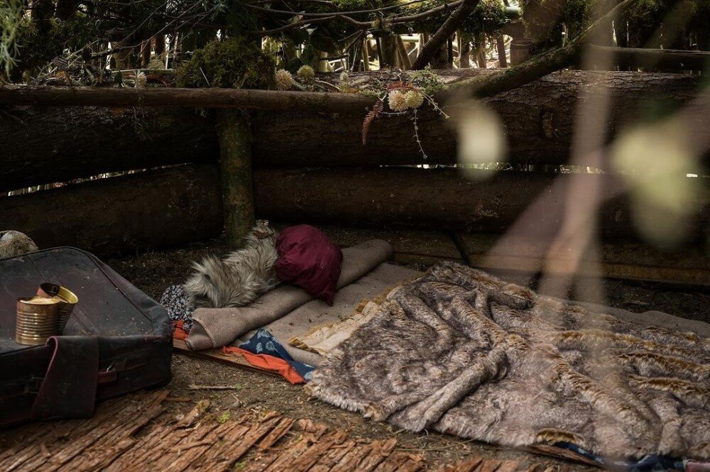     Кадр со съемок 3 сезона сериала «Шершни» (2025) / Фото: Instagram*/yellowjackets/ *соцсеть признана в России экстремистской и запрещена