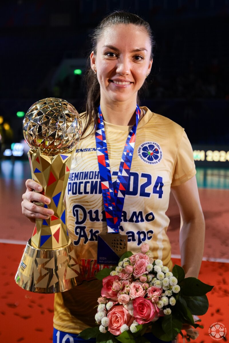 Первый в карьере чемпионской кубок Анастасия Ануфриенко первой  на правах капитана и получила. Фото: волейбольный клуб "Динамо-Ак Барс"