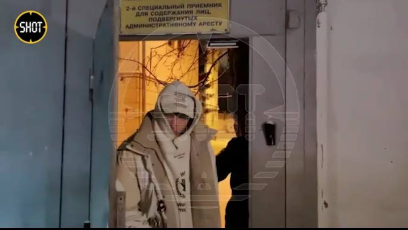 Рэпер VACÍO выходит из Спецприёмника. Скриншот из Telegram-канал SHOT/t.me.