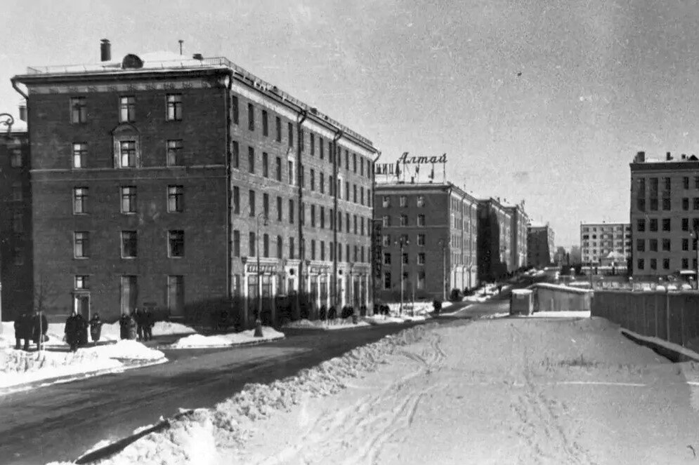 Вид на Гостиничную улицe в 1960-е годы. Фото: pastvu.com 