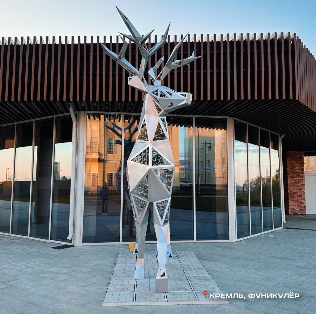    Металлический олень кубической формы стал пятым в коллекции подобных арт-объектов