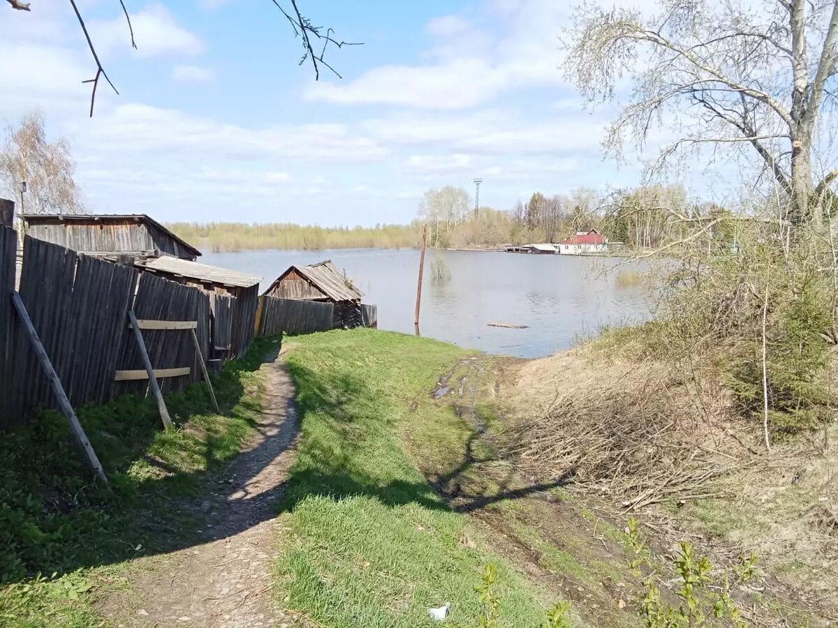 Забрали ценные вещи. В Тевризе жители двух улиц из-за затопления покинули  свои дома | gorod55.ru | Дзен