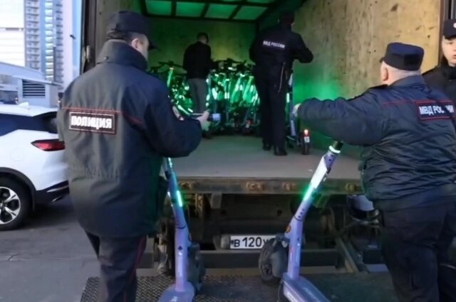    Фото: Официальный аккаунт ГУ МВД России по г.Санкт-Петербургу и Ленинградской области./ скриншот видео
