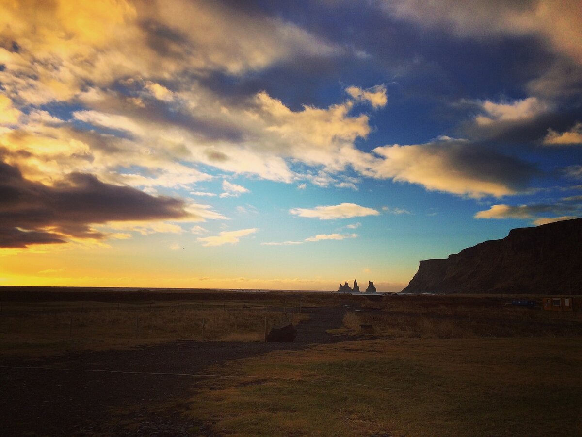 «Пальцы тролля» на закате дня.