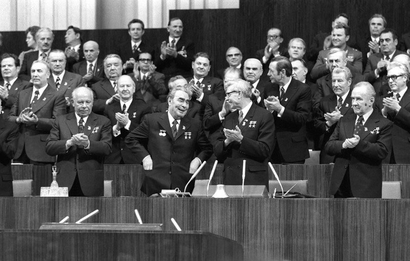  Геронтократия и ее влияние на застой в Советском Союзе Геронтократия - это система управления, основанная на преобладании пожилых людей в правящей элите.-2