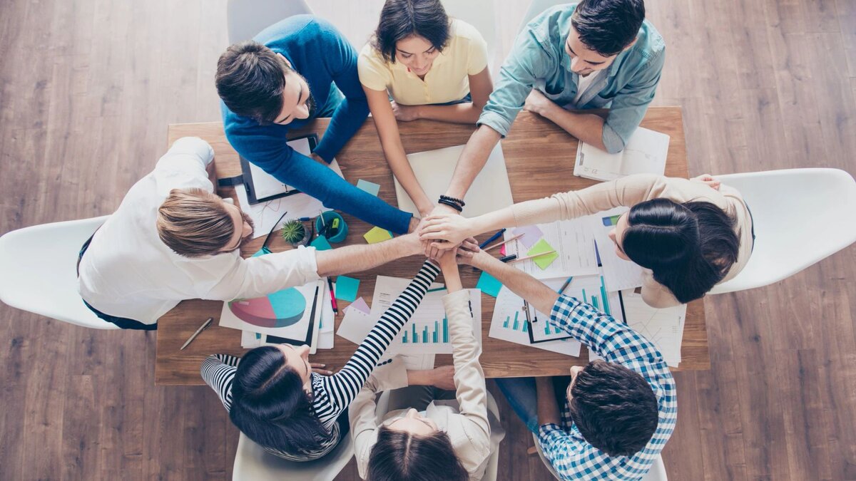 Тимбилдинг сток. Тренды маркетинга. We works together. We works together. Friends creative.